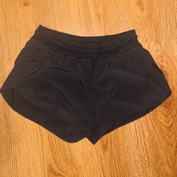 Lululemon Hotty Hot short! (Size 8) - Picture 1 of 4
